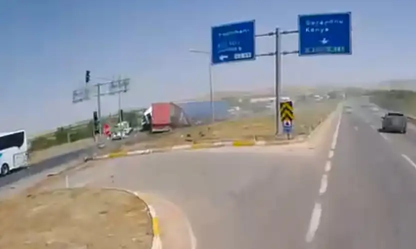 Konya'da freni boşalan TIR faciası! 1 ölü, 10 yaralı var: Kaza anı kamerada!