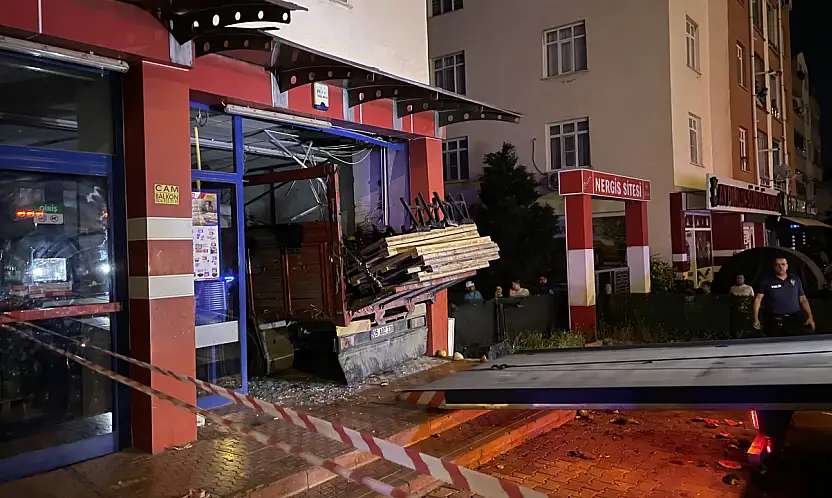 Konya'da gece yarısı büyük panik! Kamyon markete girdi, ortalık savaş alanına döndü