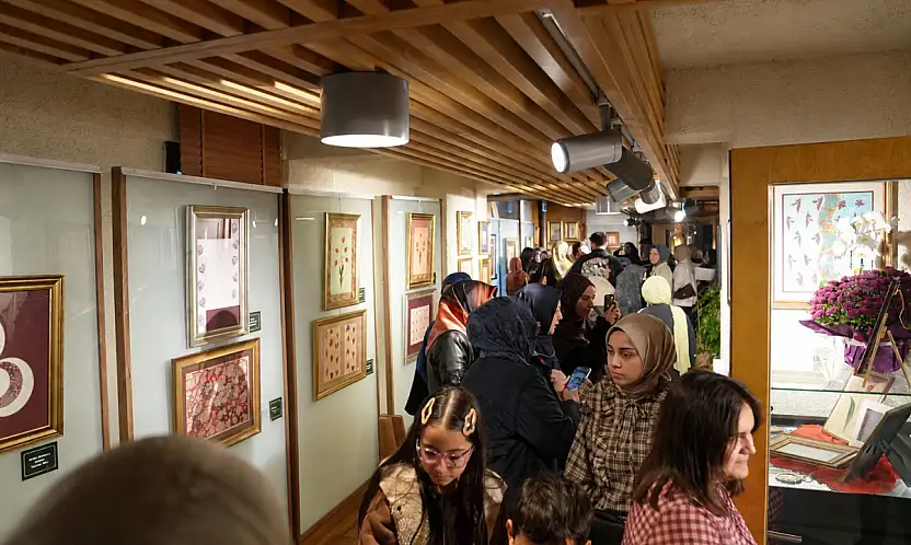 Konya'da geleneksel sanat rüzgarı! Ebru eserleri görücüye çıktı