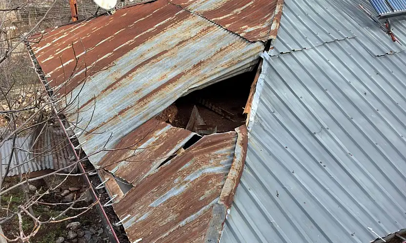 Konya'da gökten kaya yağdı! Dev kütle evin çatısını deldi geçti!