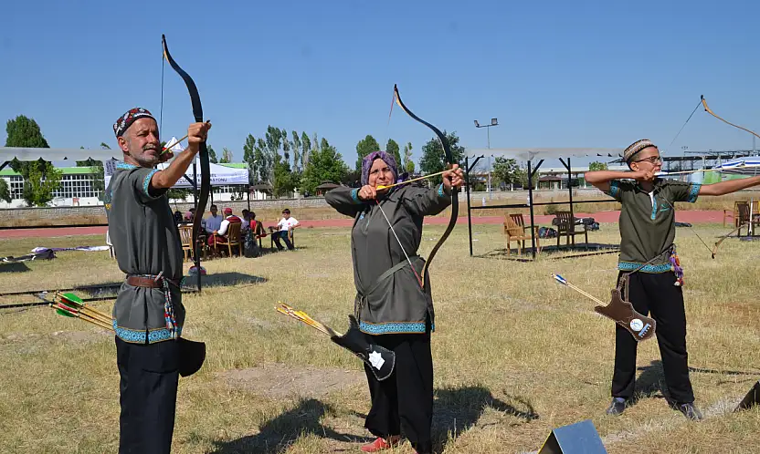 Konya'da herkese örnek olacak aile! Oğullarının peşinden gittiler, ailece okçu oldular