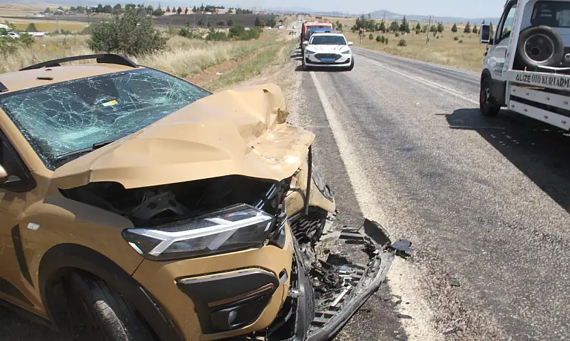 Konya'da iki araç birbirine girdi: Ortalık savaş alanına döndü! 9 yaralı...