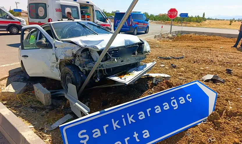 Konya'da iki otomobil birbirine girdi! Çok sayıda yaralı var...
