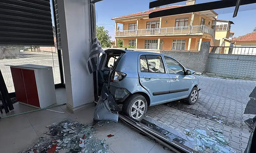 Konya'da inanılmaz kaza: Önce park halindeki araçlara çarptı sonra iş yerine daldı!