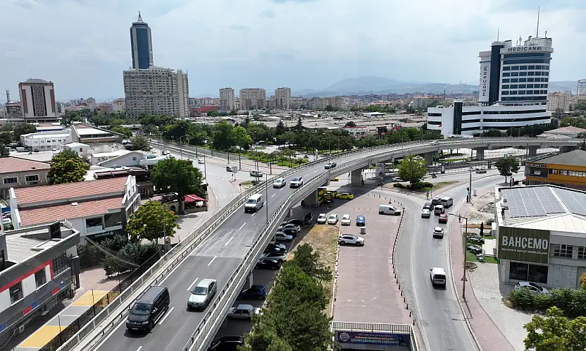 Konya'da kesintisiz ulaşım için yatırımlar sürüyor: Kunduracılar üst geçidi yeni yüzüne kavuştu!