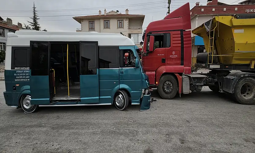 Konya'da korkunç kaza! İki araç birbirine girdi: 10 yaralı!