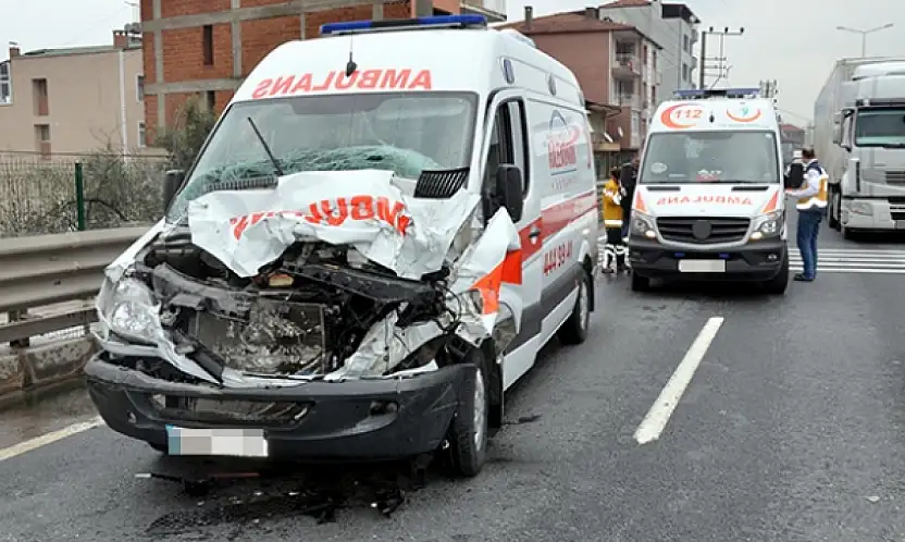 Konya'da korkutan kaza! Otomobille ambulanslar çarpıştı!