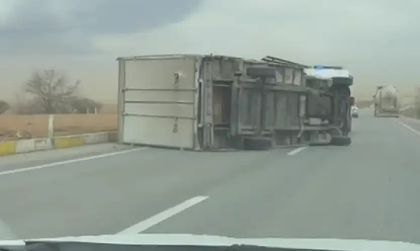 Konya'da kum fırtınası kabusu! Görüş mesafesi kapandı, tır devrildi!