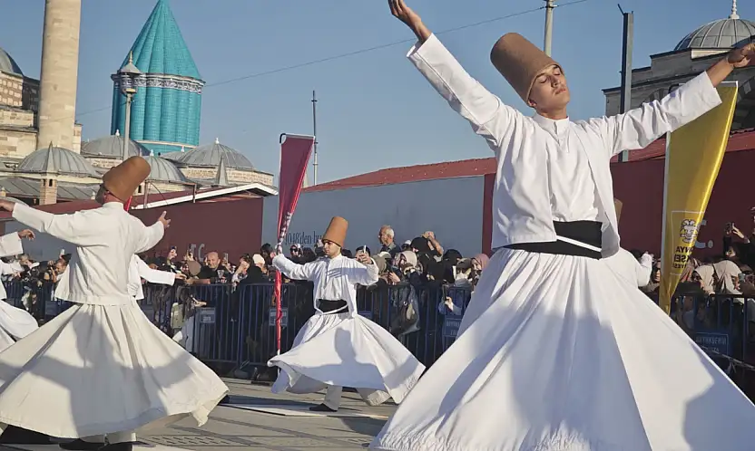 Konya'da mest eden görüntü! 99 semazen aynı anda döndü