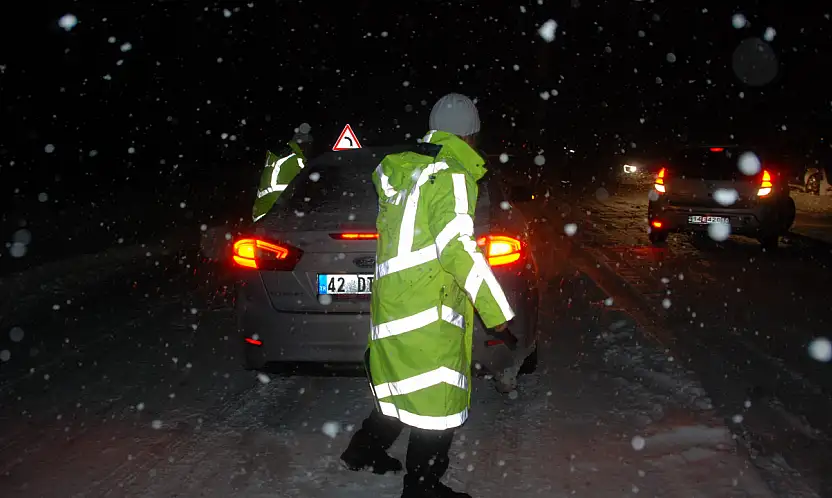 Konya'da o geçit beyaza büründü! Kar kalınlığı 10 santimetreyi buldu