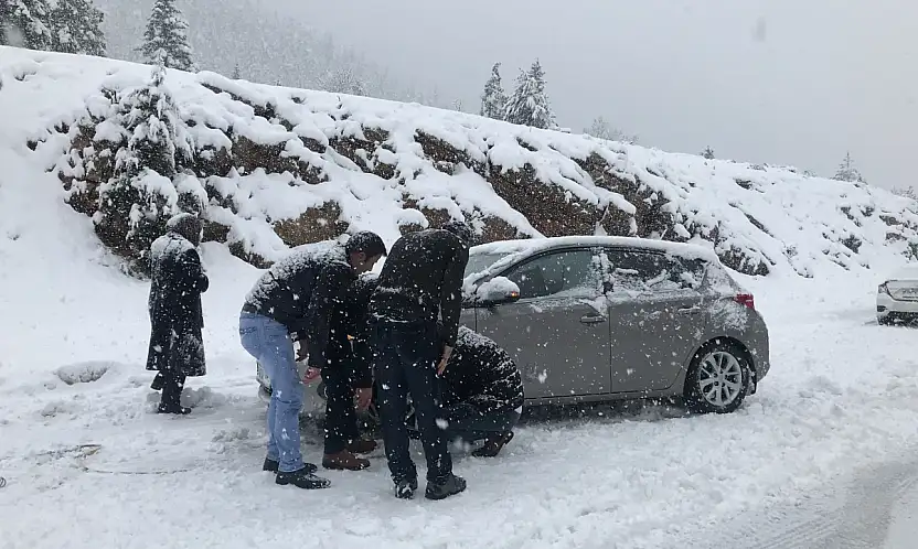 Konya'da o geçit merkezden daha çok kar gördü! 10 santimetreye ulaştı...