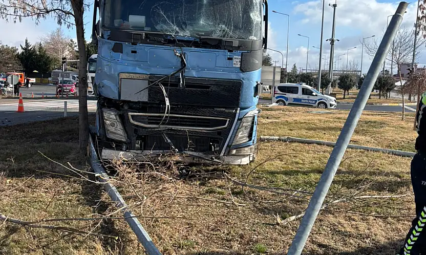 Konya'da ölümlü kaza! Kamyon otomobili biçti