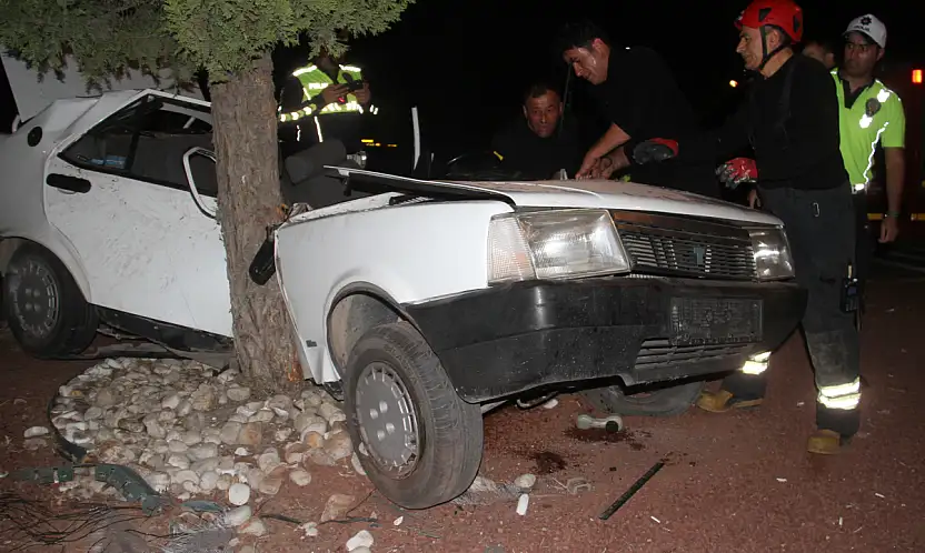 Konya'da otomobil ağaca girdi! 1'i ağır 2 yaralı