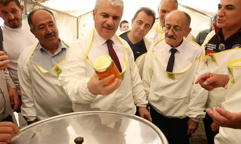 Konya'da tam 900 ton üretildi! Vali Akın, kovanın başına geçti