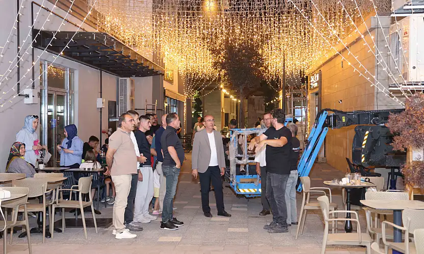 Konya'da tarihi doku ışıklarla buluştu! Suriçi Çarşısı geceleri göz kamaştırıyor