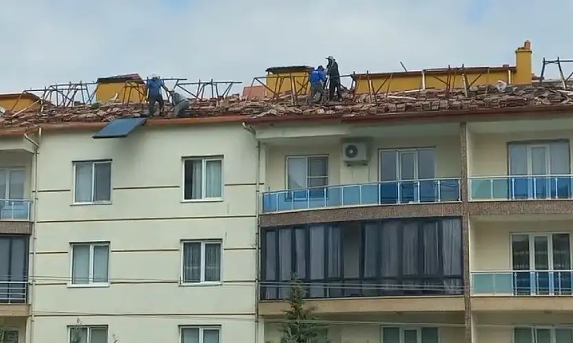 Konya'da tehlikeli çalışma: 4 katlı binadan aşağıya güneş paneli attılar!