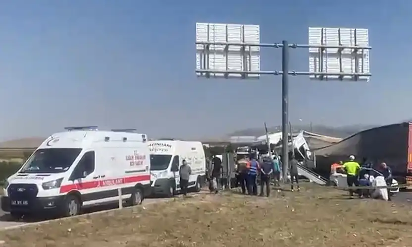 Konya'da tır karşı şeride geçip araçlara çarptı: 1 ölü, 9 yaralı!
