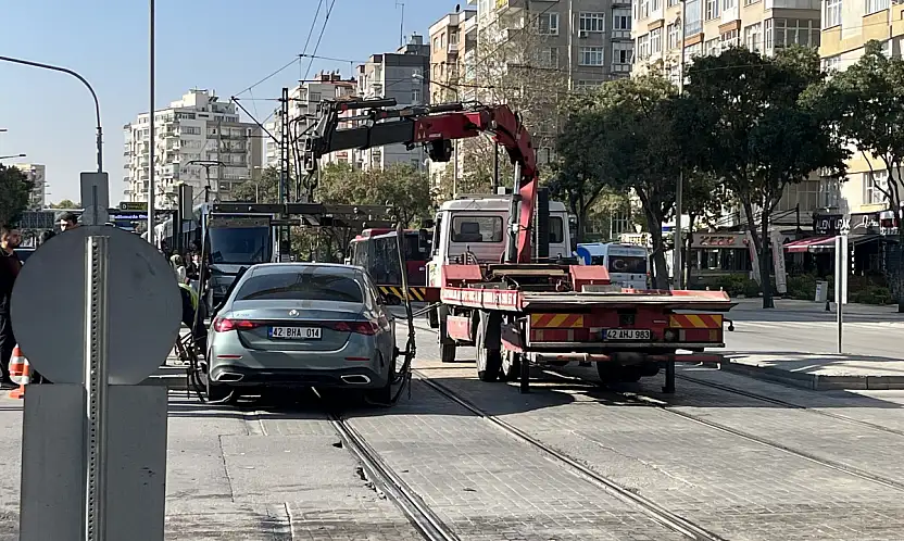 Konya'da tramvay seferlerini durduran kaza! Otomobili yerinden oynatamadılar