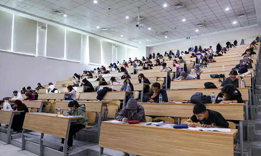 Konya'da TYT provası: 5 bin aday Karatay'da ter döktü!