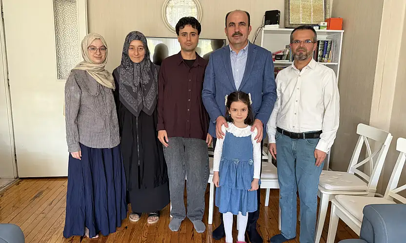 Konya'da umre sevinci yaşayan aileye Başkan Altay'dan ziyaret