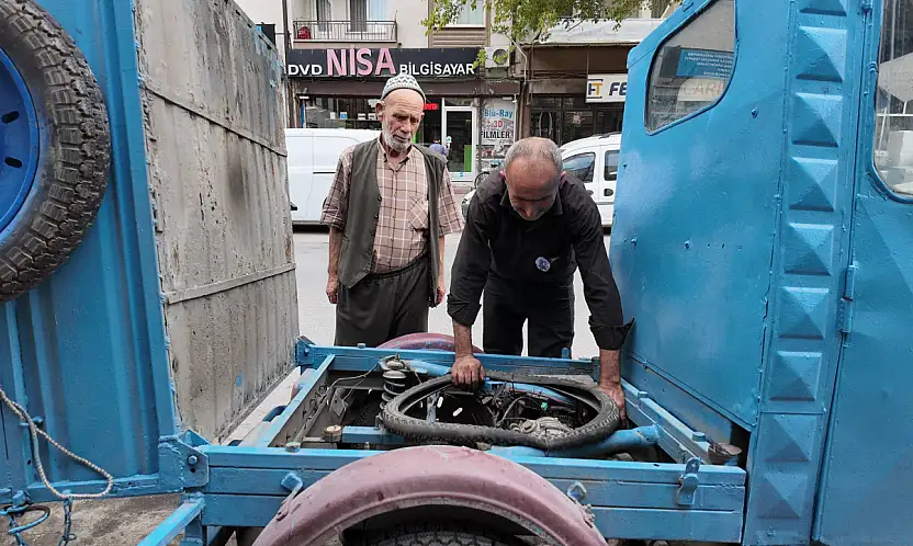 Konya'da yılların yükünü çeken üç tekerlekliler ustasının elinde hayat buluyor!