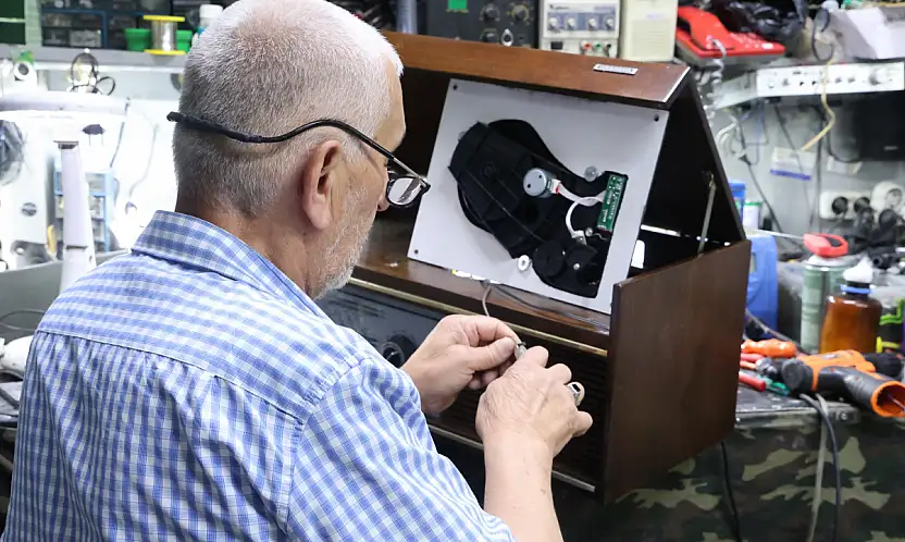 Konya'da zamanı tamir eden adam: 54 yıldır eski radyolara hayat veriyor!