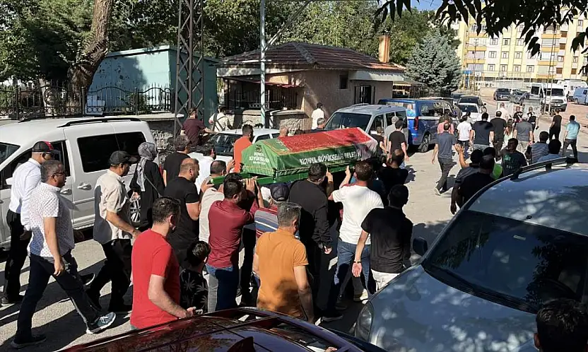 Konya 'Kırmızılı Kadın'ı son yolculuğuna uğurladı