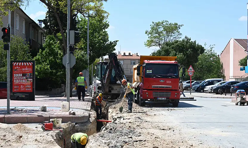 Konya'nın işlek caddesinde içme suyu ve tatlı su hatları yenileniyor