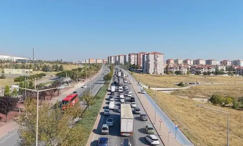 Konya'nın işlek güzergahında araç kuyruğu! Sürücüler kabusu yaşadı