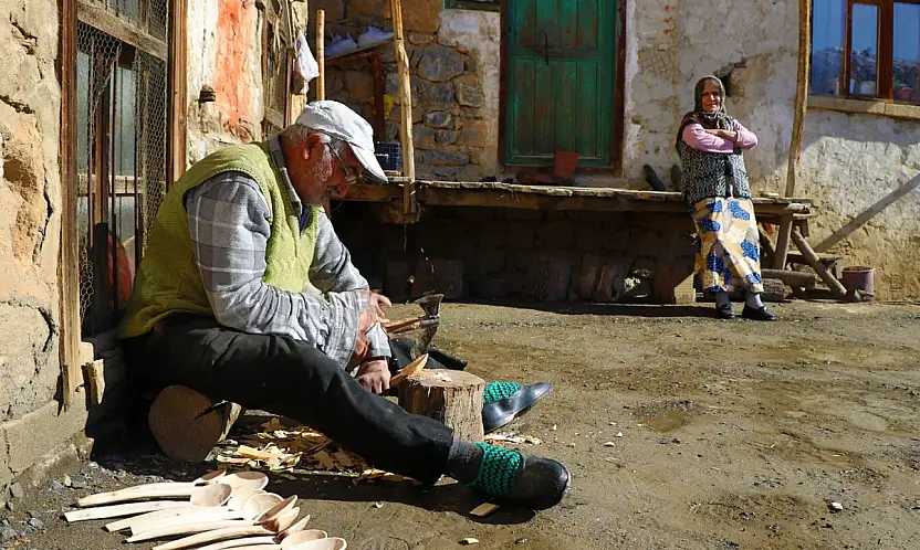Konya'nın yarım asırlık kaşık ustası: Ata mirasını sabırla yontuyor!
