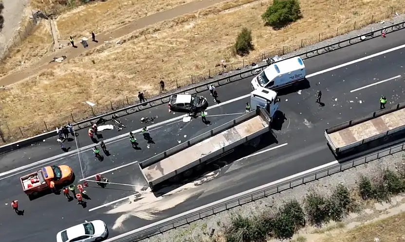 Konya plakalı aracın hurdaya döndüğü kazada dehşetin boyutu dronla görüntülendi! 2 ölü, 5 yaralı!