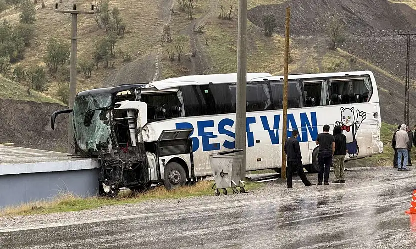 Konya plakalı TIR'la otobüs çarpıştı! 1 ölü, çok sayıda yaralı var