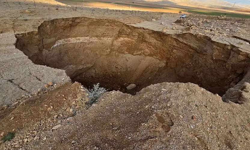 Konya'yı dev yarıklar sardı: AFAD 741 obruk kaydetti, o ilçe delik deşik...