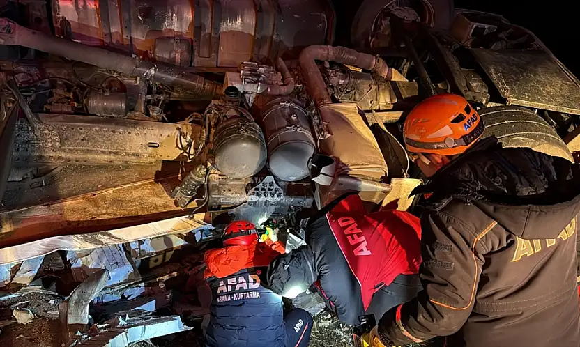 Konya yolunda acı kaza: Tır kabini sürücüye mezar oldu!