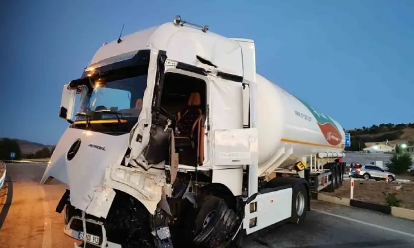 Konya yolunda kamyon ile tanker birbirine girdi! Çok sayıda yaralı var