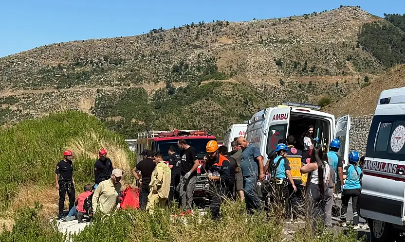 Konya yolunda katliam gibi kaza: Otomobil uçuruma yuvarlandı: 5 Ölü, 2 Yaralı!