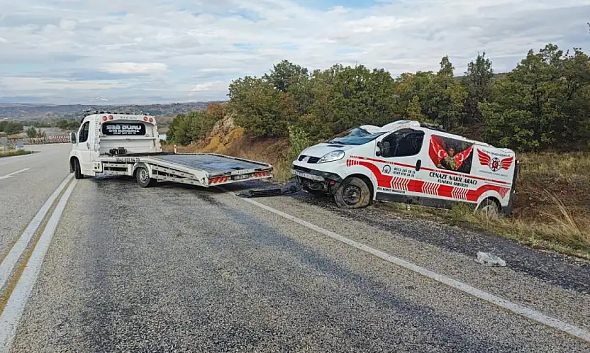 Konya yolunda korkutan kaza! Cenaze nakil aracı şarampole devrildi