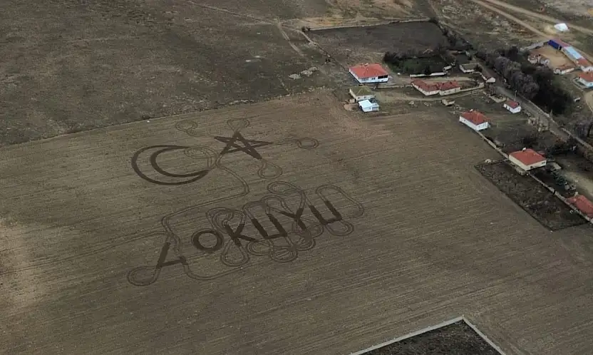 Konyalı çiftçiden görsel şölen: Tarlasına Türk Bayrağı çizdi!