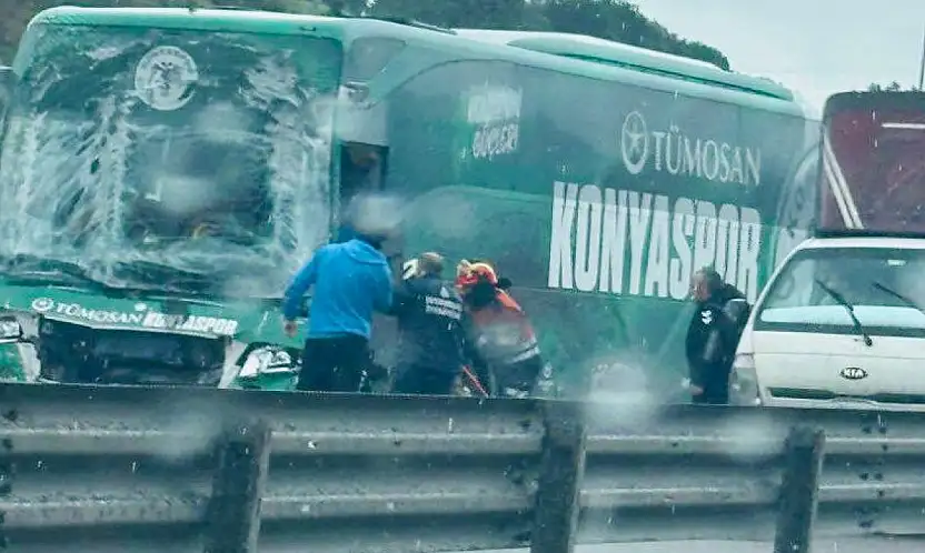 Konyaspor takım otobüsü İstanbul'da kaza yaptı