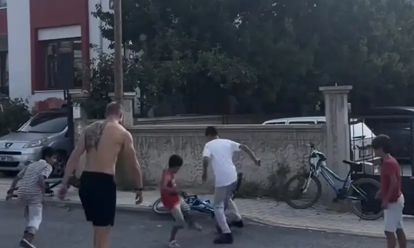 Konyasporlu forvet mahallede çocuklarla futbol oynadı