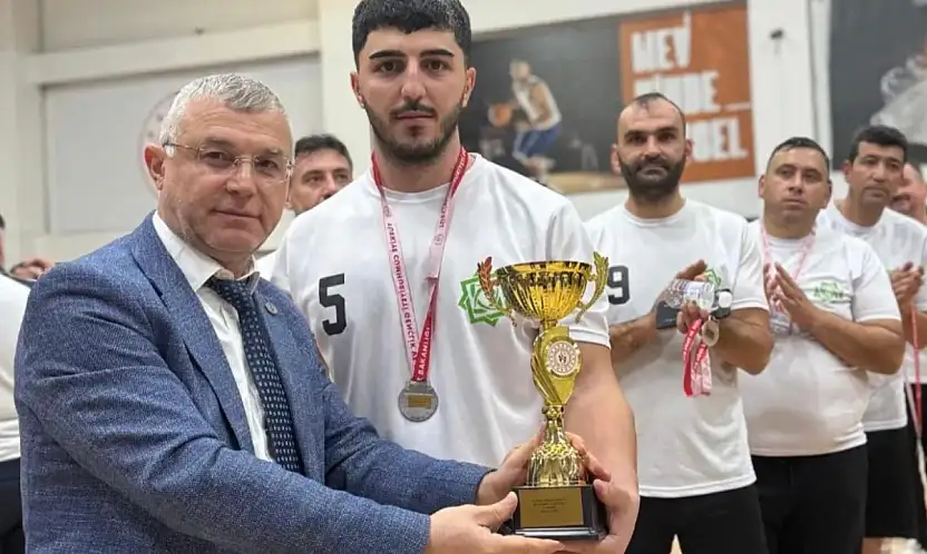 Meram'ın voleybolcularından önemli başarı! Konya'yı temsil edecekler
