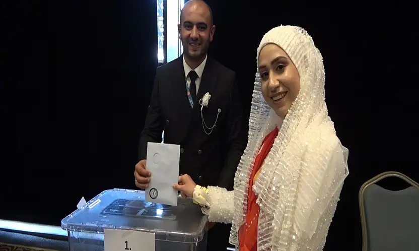 MHP Konya kongresine damga vuran görüntü! Gelinlik ve damatlıkla katıldılar