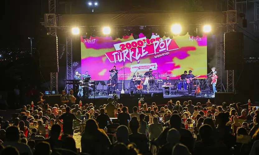 Selçuklu'da 2000'ler rüzgârı: Sanat Akademisi'nden nostalji dolu konser