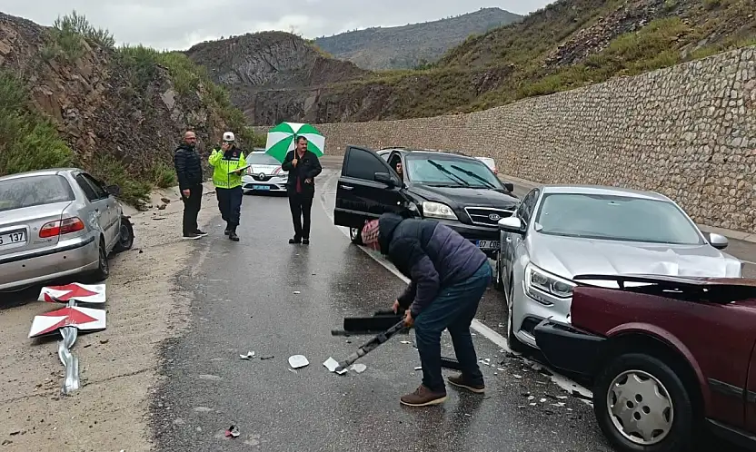 Şerit ihlali faciaya neden oldu! Konya yolunda 3 araç çarpıştı
