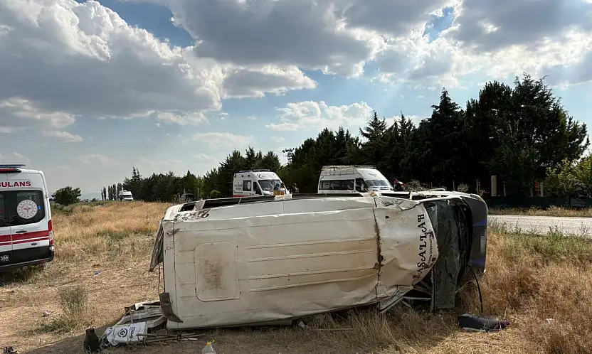 Son dakika! Konya'da tarım işçilerini taşıyan minibüs devrildi: 17 yaralı