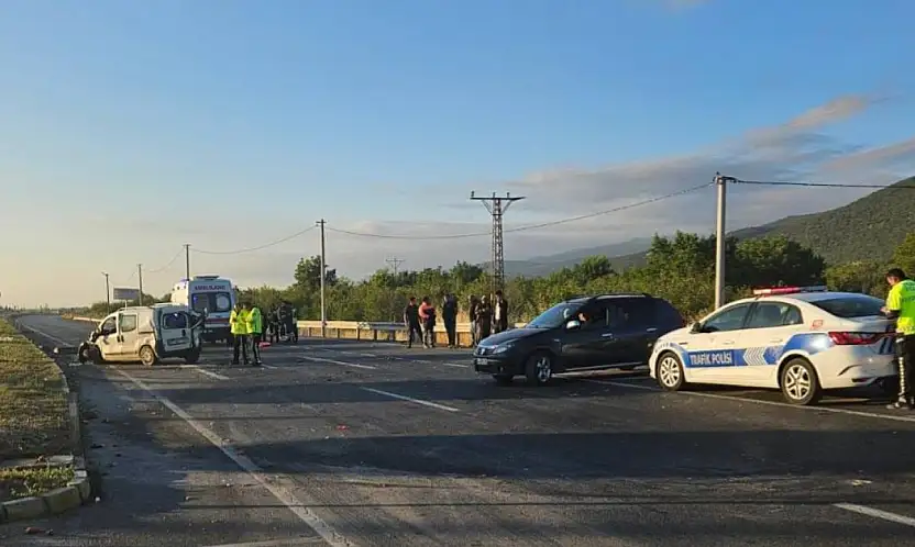 Son dakika: Konya yolunda iki araç feci çarpıştı! 1 ölü, çok sayıda yaralı var