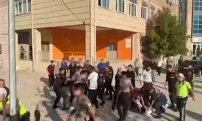 Son dakika: Lise önünde silahlı saldırı! Yaralılar var