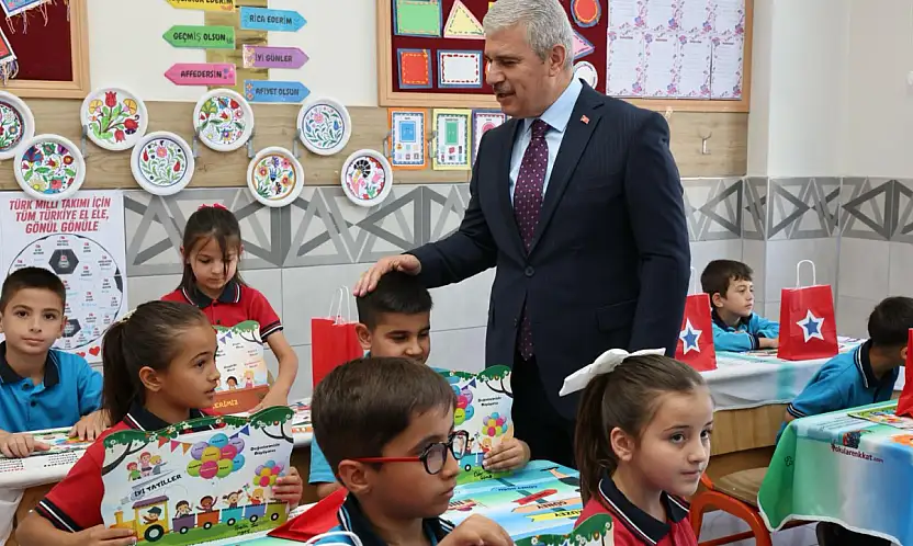 Vali Akın, Konya'da öğrencilerin karne heyecanına eşlik etti