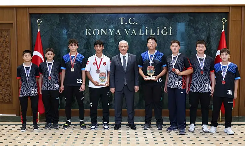 Vali Akın, Konya'nın şampiyon güreşçileriyle buluştu