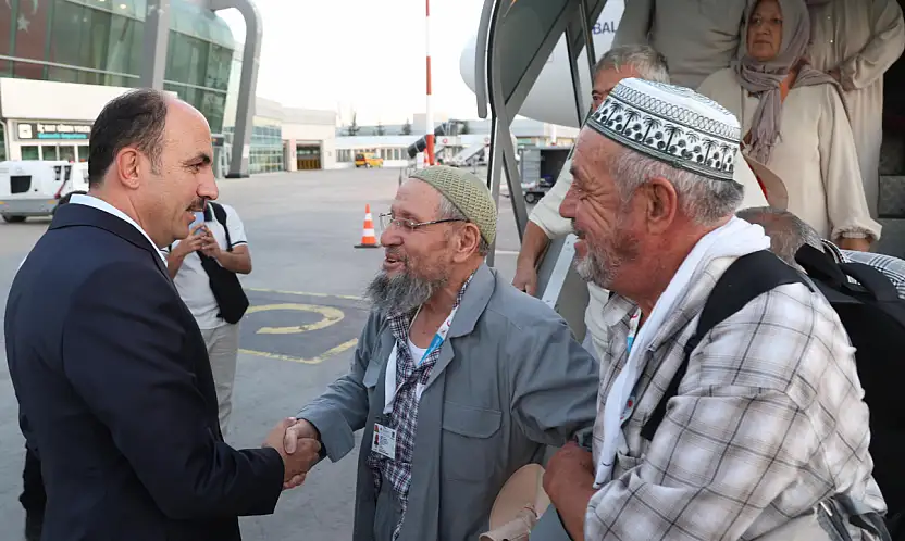 Vefa Umresi'nin ilk kafilesi döndü! Başkan Altay havaalanında karşıladı